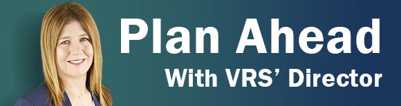 ማስጌጥ። የ VRS ዳይሬክተር ፓትሪሺያ ጳጳስ ምስል ከጽሑፍ ንባብ እቅድ ቀጥሎ ከ VRS ዳይሬክተር ጋር ወደፊት።