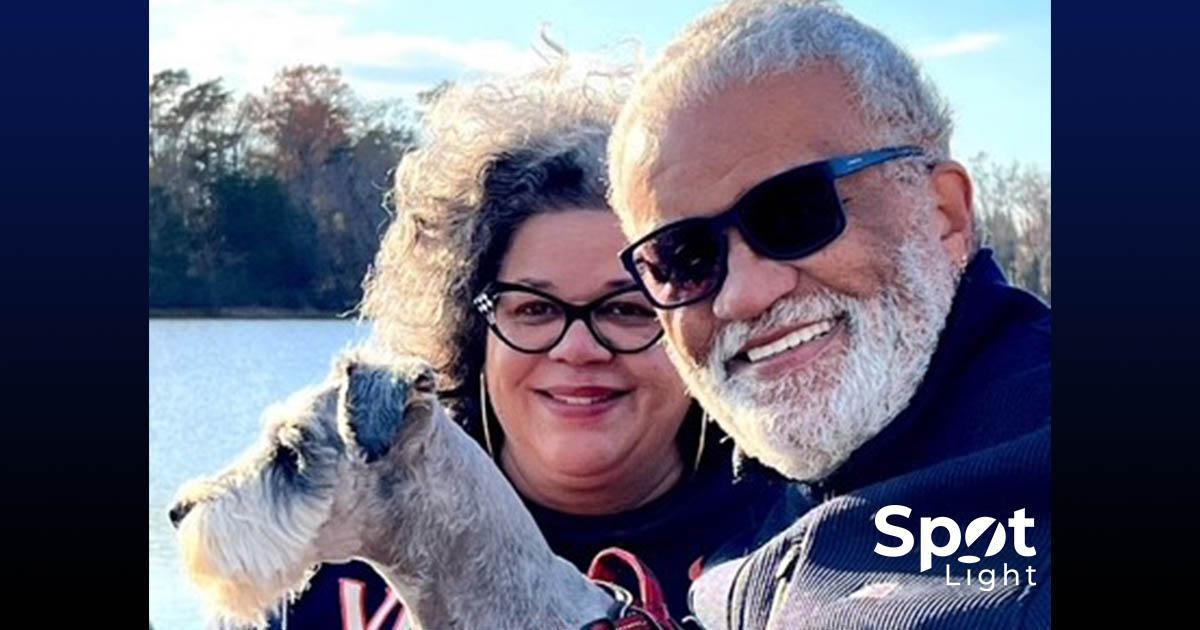 ማስጌጥ። የዊልበርት ኔልሰን ጊልበርት፣ የሴት ልጁ እና የውሻቸው ፎቶ። የስፖትላይት አርማ በታችኛው ቀኝ ጥግ ላይ ነው።