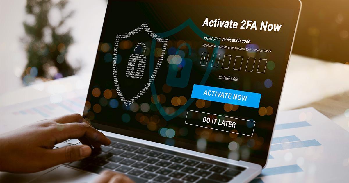 توضيحية. جهاز كمبيوتر محمول مزود برسم شيلد - إشعار لتفعيل المصادقة الثنائية.