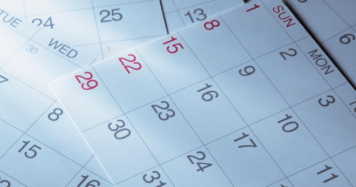 زخرفي. مجموعة متنوعة من الصفحات من تقويم ورقي تعرض أيام الأسبوع والتواريخ.