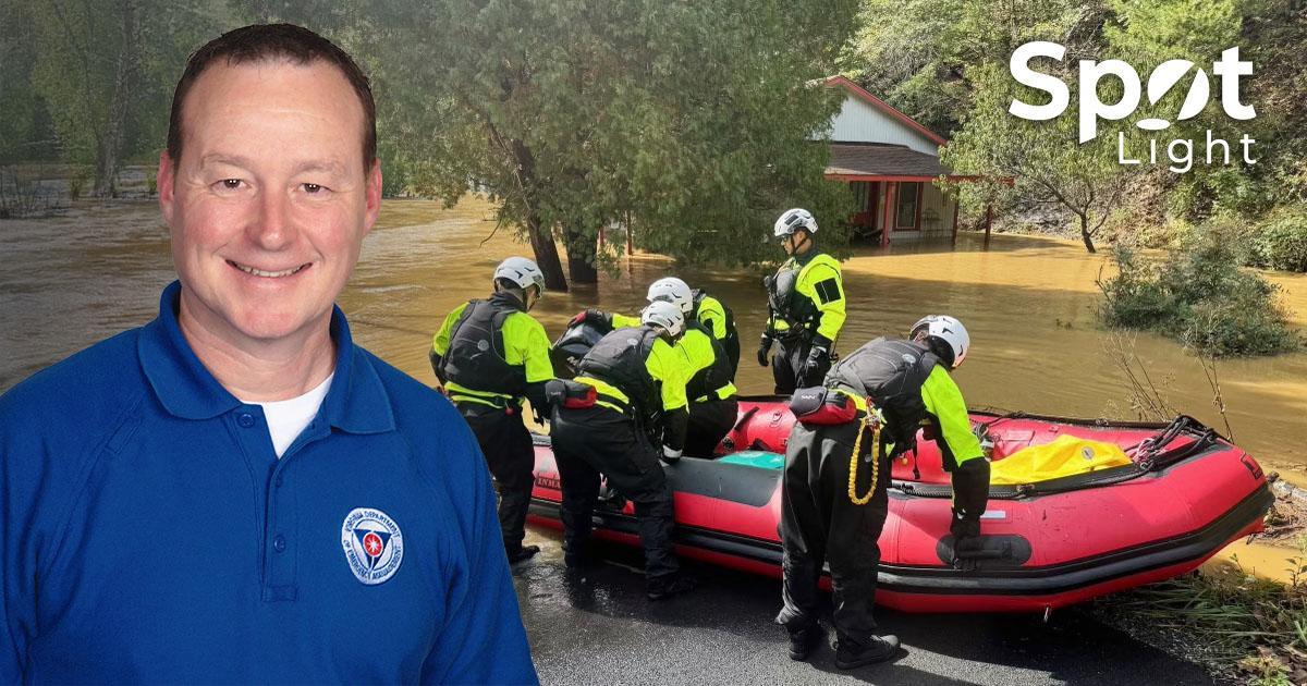 Un retrato de Brian Saunders, director de operaciones especiales del Departamento de Gestión de Emergencias de Virginia, a la izquierda superpuesto sobre una foto de uno de sus equipos usando una embarcación inflable para rescates acuáticos tras el huracán Helene. El logo de Spotlight está en la esquina superior derecha.