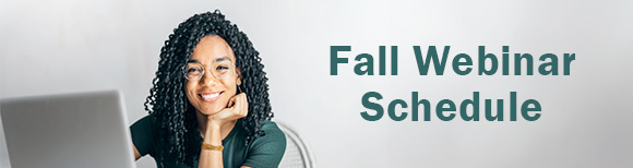 Una mujer sentada frente a una computadora apoya la barbilla en su mano, mira al espectador y sonríe. El texto en la pared detrás de ella dice Calendario de seminarios sitio web de otoño.