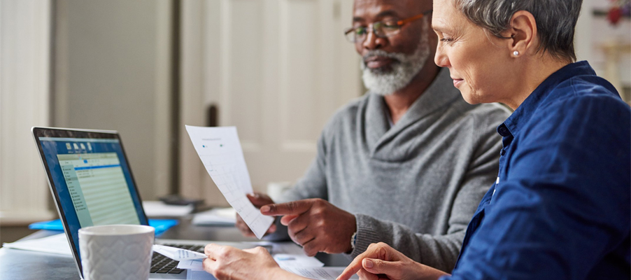 Un grupo de personas mirando papeles