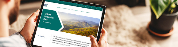 Vue en plongée d'un homme utilisant une tablette avec le site web du PDC à l'écran.