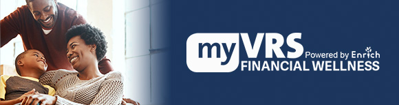 Une famille de trois personnes se sourit à côté du logo my VRS Financial Wellness.