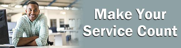 Décoratif. Un homme s'appuie sur un bureau avec un grand bureau en arrière-plan à côté d'un texte où l'on peut lire "make your service count" (faites que votre service compte).