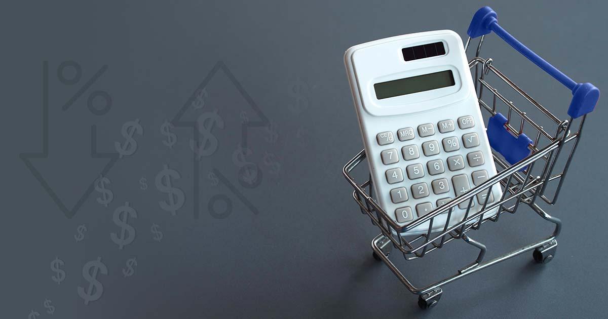 Décoratif. Une calculatrice dans un chariot d'épicerie miniature en fil de fer.