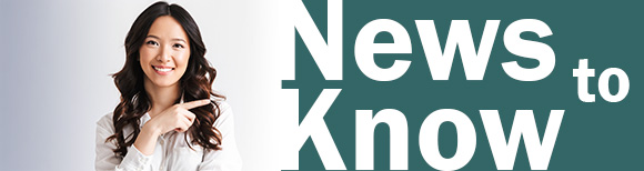 Une jeune femme sourit et montre du doigt un texte sur lequel on peut lire "news to know".