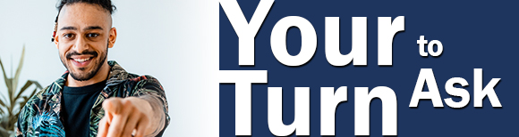 un jeune homme souriant et pointant du doigt l'afficheur à côté du texte qui dit : "Votre tour de demander".