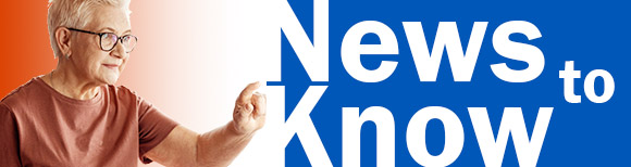 Une femme plus âgée montre un texte où l'on peut lire "news to know" (nouvelles à connaître)