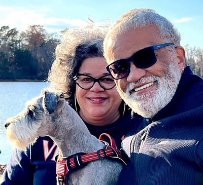 Wilbert Nelson Gilbert avec sa fille, Tiffany Gilbert, et leur chien, Happy.