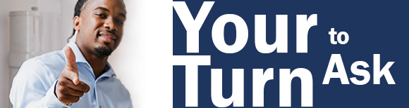 एक आदमी पाठ के बगल में दर्शक की ओर अपनी उंगली उठाता है जो पूछने के लिए आपकी बारी पढ़ता है।