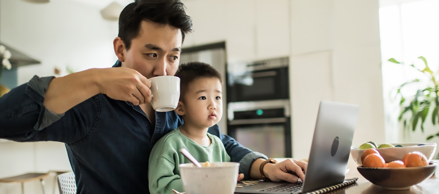 Isang tao at isang batang nakatingin sa computer