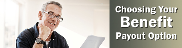 ایک مسکراتے ہوئے بوڑھا آدمی اپنے فائدہ کی ادائیگی کے آپشن کا انتخاب کرتے ہوئے متن کے ساتھ کاغذ کی ایک شیٹ پکڑے ہوئے ہے۔