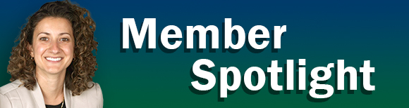 Một bức chân dung của Giulia Manno bên cạnh điểm nhấn của thành viên đọc văn bản.