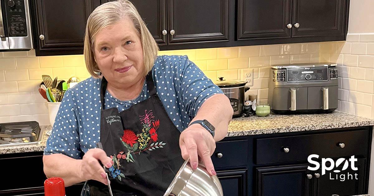 Trang trí. Văn bản đọc Retiree Spotlight ở bên trái với một bức chân dung của Chúa Kitô Oxford ở bên phải.