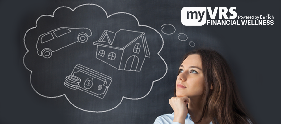 Người nhìn vào các bản vẽ của một chiếc xe hơi, nhà và các biểu tượng tiền bạc đại diện cho các mục tiêu tài chính.